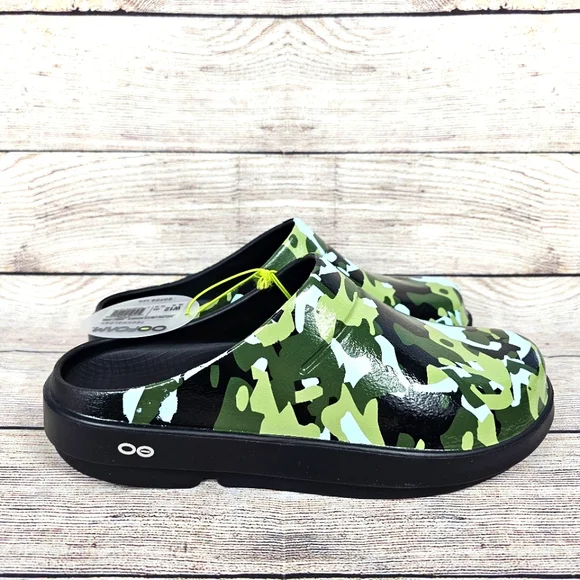oofos camo clogs